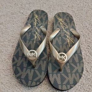 MICHAEL KORS GOLD BROWN FLIP FLOPS SZ 9